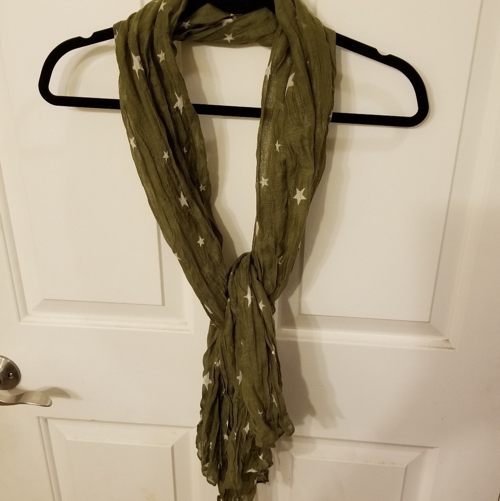 Adorable Lightweight scarf, green and white